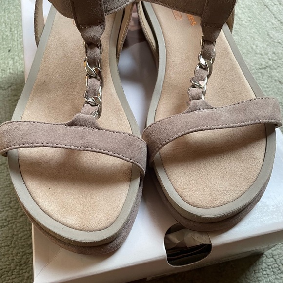 Hush Puppies Women's Chrysta Chain T Taupe Suede Sandals NEW - Picture 5 of 12